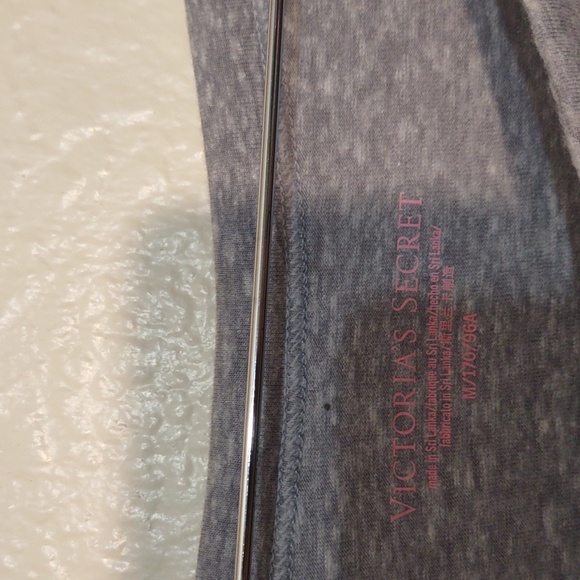 SLIGHTLY USED VICTORIA SECRET LONG SLEEVE LOUNGE SLEEP SHIRT SIZE MEDIUM - Picture 5 of 6